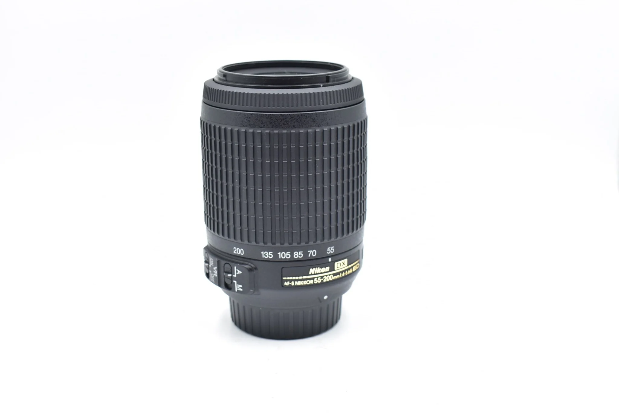 Does this lens come with any accessories?